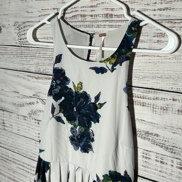 Free People Cloud Combo
Floral "Flutter By" Pleated Mini Dress 6 MSRP $128 - Picture 12 of 16